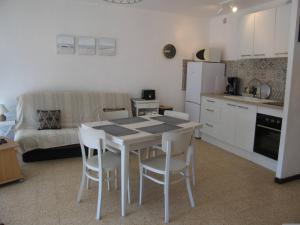Appartement T3 spacieux, 6 couchages à Saint-Cyprien Plage, proche port et commerces, parking sécurisé - FR-1-106-38