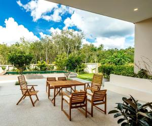 Raymonds Tropical Farmhouse
