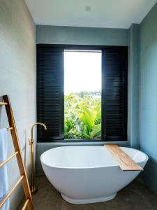 Raymonds Tropical Farmhouse