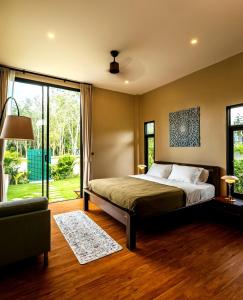 Raymonds Tropical Farmhouse