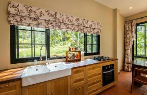 Raymonds Tropical Farmhouse