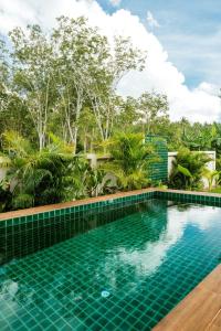 Raymonds Tropical Farmhouse