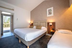 Hotels Le relais fleuri, Hotel et restaurant Logis - Avallon : Chambre Triple - Vue sur la Piscine