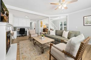 The Classic C- Half mi to Downtown-Sunroom & Backyard