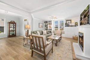 The Classic C- Half mi to Downtown-Sunroom & Backyard