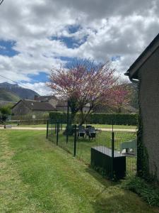 Appartements La Suite Unique - Le jardin sur les Pyrenees- vue panoramique montagne -jardin cloture prive de 100m2-Parking-Linge de lit et serviettes compris- : photos des chambres