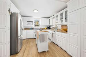 The Classic C- Half mi to Downtown-Sunroom & Backyard