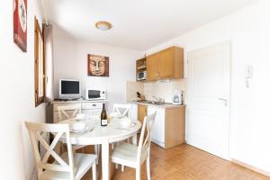 Appartements La Joue du Loup, appartement pour 4, balcon : photos des chambres