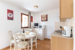 Appartements La Joue du Loup, appartement pour 4, balcon : photos des chambres