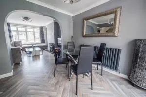 5 Bed Gem plus Private Garden Studio - Langley