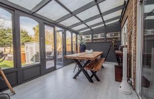 5 Bed Gem plus Private Garden Studio