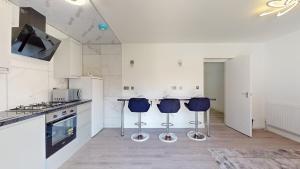 OnSiteStays - Spacious 3BR Home Parking