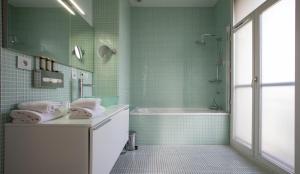 Hotels Hotel De Paris : photos des chambres