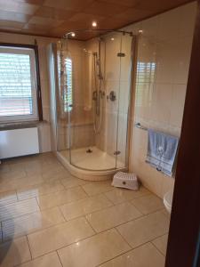 3 Zimmer 1OG 100qm Wintergarten Dachterrasse super Badezimmer