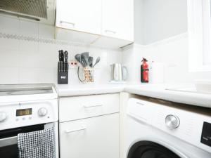 Palmers Place By N And N Stays, Great Location Close to Aztec West and Main Travel Routes, Perfect for Workers & Contractors ,Private Parking, Fast Wifi, Great disc for long stays available