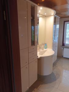 3 Zimmer 1OG 100qm Wintergarten Dachterrasse super Badezimmer