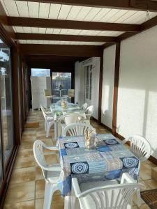 Maisons de vacances Les Volets Bleus-Charmante maison entierement equipee face a la mer pour 2 a 6 personnes : photos des chambres