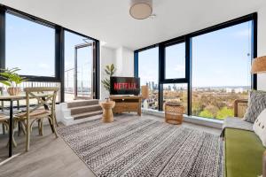 Rooftop Flat Stunning City View by City SuperHost