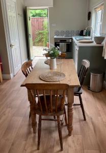 Garden cottage near River Exe