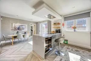 4 Bed Detached House - 阿丁斯顿