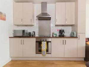 Spacious 2BR Flat Near Camden & Kings Cross Tube - Pass the Keys