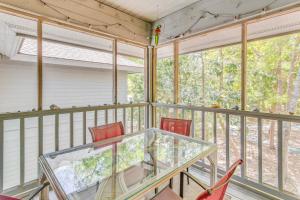 3 Mi to Cherry Grove Beach Coastal Condo Retreat!