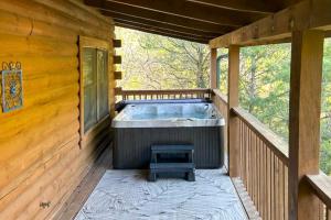 Cabin w Deck, Hot Tub & Douglas Lake Resort Perks