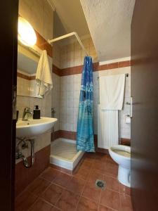 Μια ανάσα από τη θάλασσα, Αγία Τριάδα