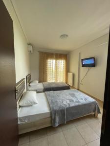 Μια ανάσα από τη θάλασσα, Αγία Τριάδα