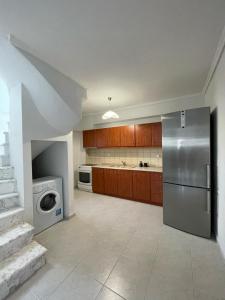 Μια ανάσα από τη θάλασσα, Αγία Τριάδα