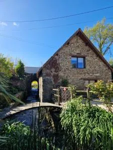 Ancien moulin près d'un ruisseau - Le Perron