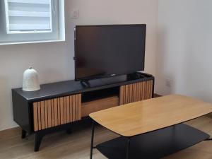 Ravissant T2, proche centre, quartier très calme,,parking,clim, déco soignée
