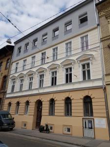 Rottenbiller Gardens 1