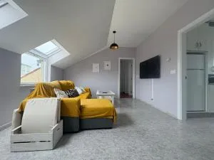 Ático luminoso con terraza - Cornanda