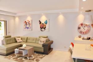 REF 2003 - Cannes Croisette - 3 mins from the Croissette