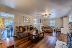 Mid-Century Cabin - Eldon