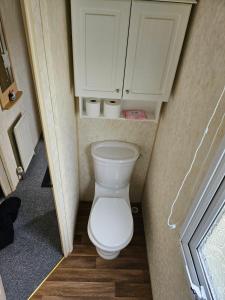 Lovely Caravan At Manor Park, Nearby Hunstanton Beach In Norfolk Ref 23029T