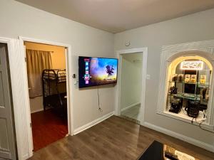 Cozy Cafe, Walk to The Mall, 30min to NYC & 5min to EWR