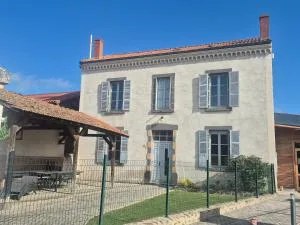 L'Ecole - Vue panoramique - À 50 m du Château - Le Broc