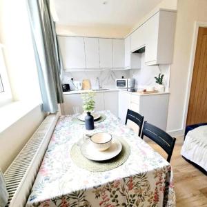 Crendon House Cosy Studio - Sleeps 2 & Kitchen
