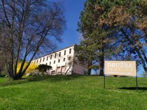 Penzión DRUŽBA Bojnice - 普列维扎