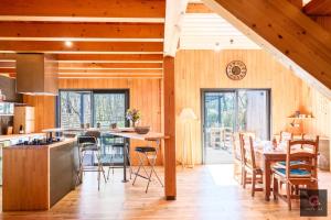 Chalets Gastes, Charmant chalet en bois avec Jacuzzi 6 pers : photos des chambres
