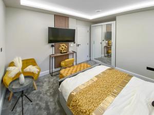 The Spa Nook with Hot Tub, Sauna and Room for 8