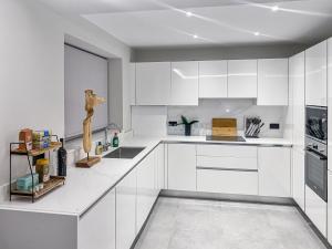 The Spa Nook with Hot Tub, Sauna and Room for 8