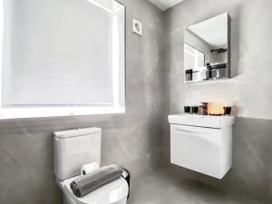 The Spa Nook with Hot Tub, Sauna and Room for 8