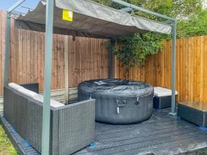 The Spa Nook with Hot Tub, Sauna and Room for 8