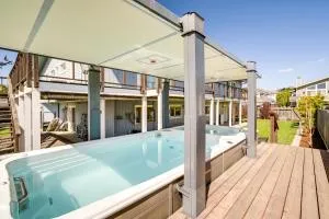 Walk to Poplar Beach Cozy Coastal Getaway with Yard - Montara