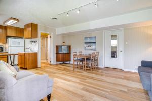 Walk to Poplar Beach Cozy Coastal Getaway with Yard