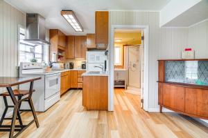 Walk to Poplar Beach Cozy Coastal Getaway with Yard