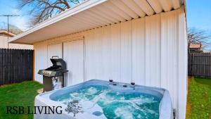 Modern 2BR Unit Hot Tub Outdoor Lounge